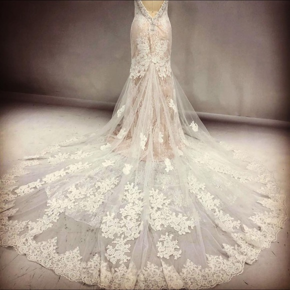 Wedding gown. Ivory colour. One if a kind. - Picture 1 of 3